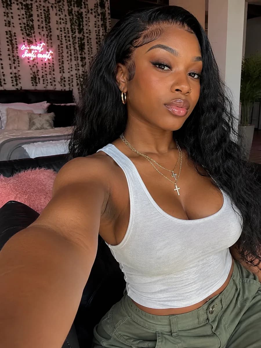 Bunny Agency OnlyFans looja naeratamas kodustuudios